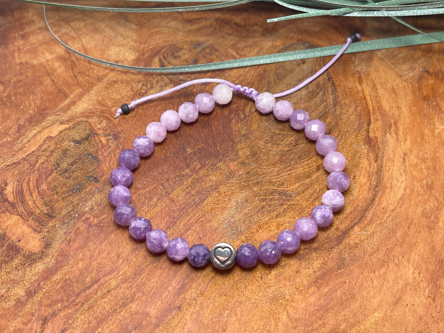 Perlenarmband Sugilith echter Naturstein Farbverlauf Makramee - Herz DQ Gunmetal - Silber Gold Roségold - Armband Schutz emotionale Heilung