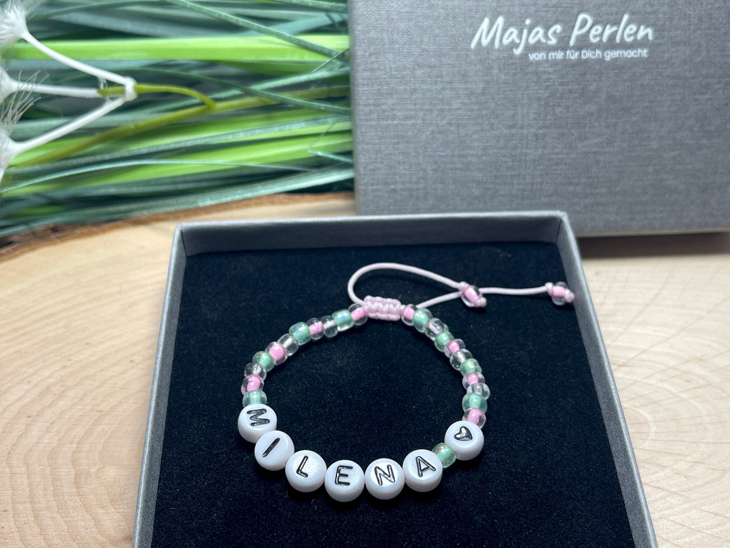 Perlenarmband mit Name Rosa Grün Weiß - Makramee einstellbar - Geschenk Mädchen Geburtstag Namensarmband Kinderarmband - Farbe nach Wunsch