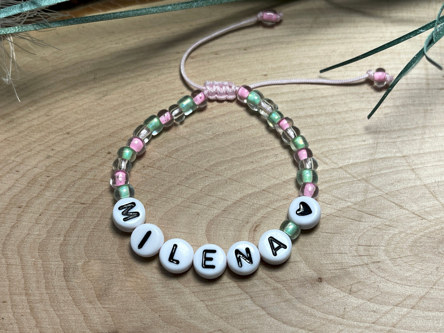 Perlenarmband mit Name Rosa Grün Weiß - Makramee einstellbar - Geschenk Mädchen Geburtstag Namensarmband Kinderarmband - Farbe nach Wunsch