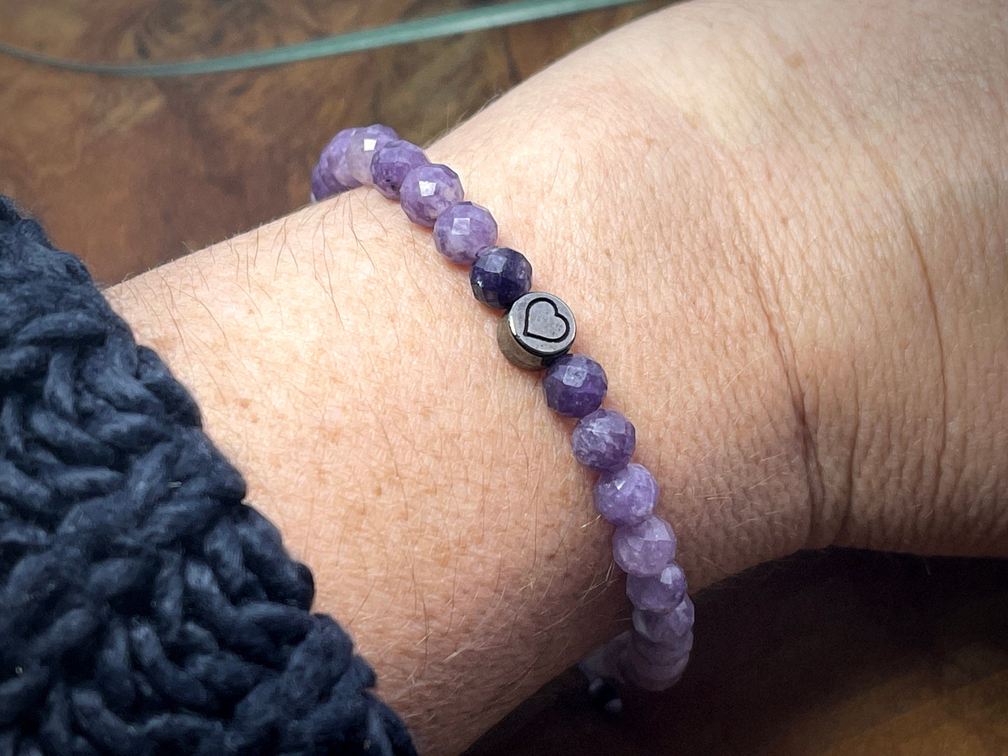 Perlenarmband Sugilith echter Naturstein Farbverlauf Makramee - Herz DQ Gunmetal - Silber Gold Roségold - Armband Schutz emotionale Heilung
