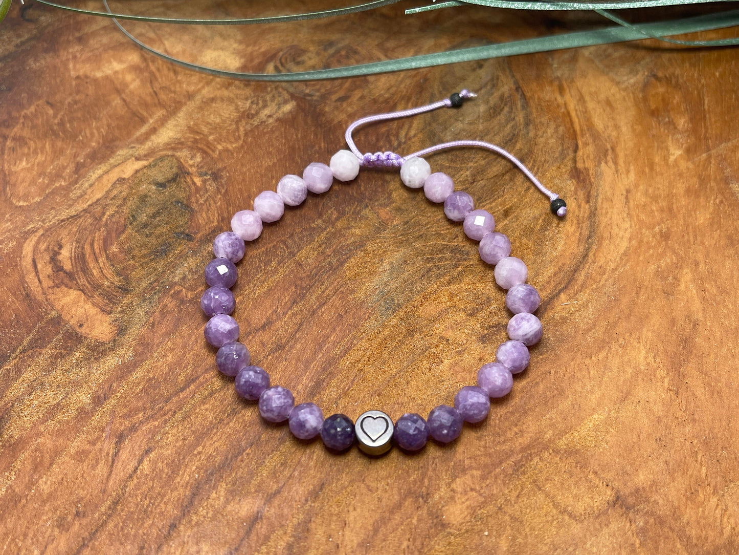 Perlenarmband Sugilith echter Naturstein Farbverlauf Makramee - Herz DQ Gunmetal - Silber Gold Roségold - Armband Schutz emotionale Heilung