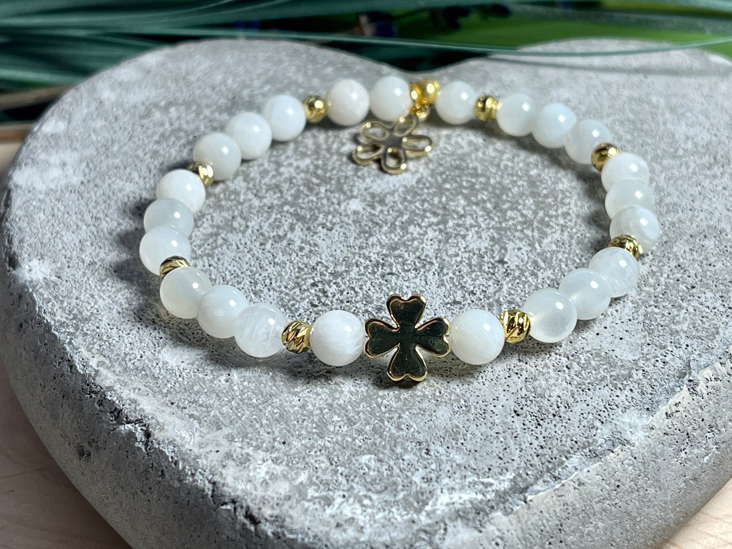 Perlenarmband Mondstein echt Kleeperle Vergoldet - Glücksarmband aus Natursteinen - Geschenk für Mama Liebe Glück - personalisierbar