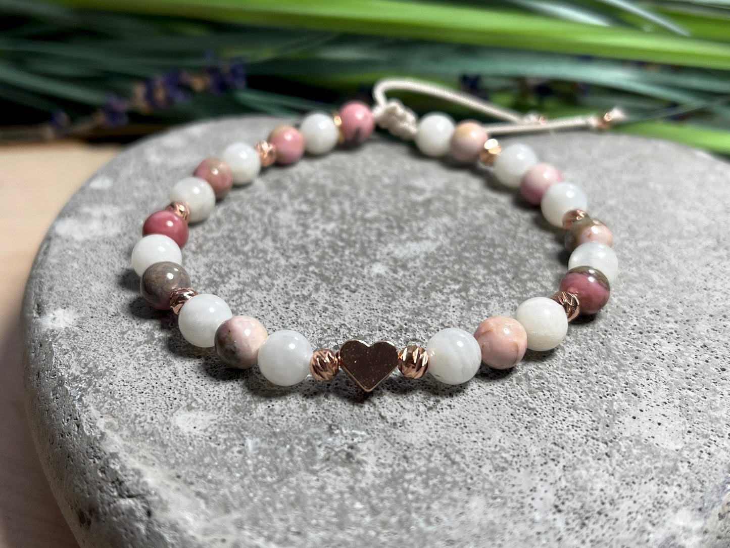 Armband Mondstein Rhodonit Makramee Facettenperlen Roségold plated - spirituelles Perlenarmband Selbstliebe Herzöffnung Liebe Mitgefühl
