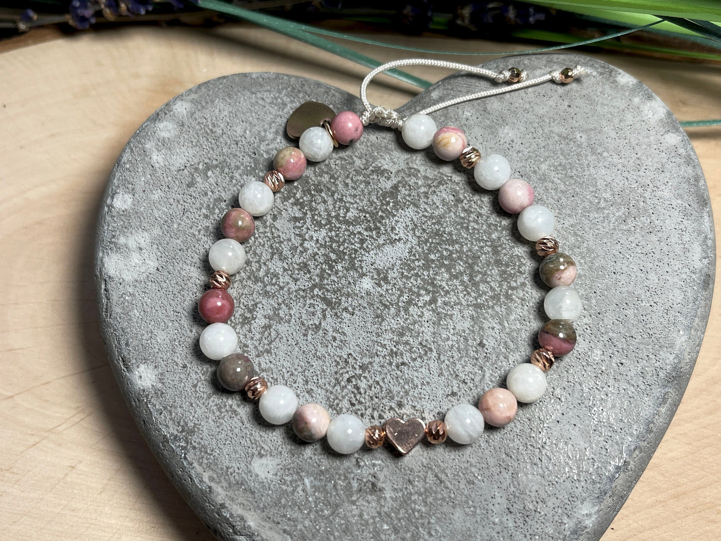 Armband Mondstein Rhodonit Makramee Facettenperlen Roségold plated - spirituelles Perlenarmband Selbstliebe Herzöffnung Liebe Mitgefühl