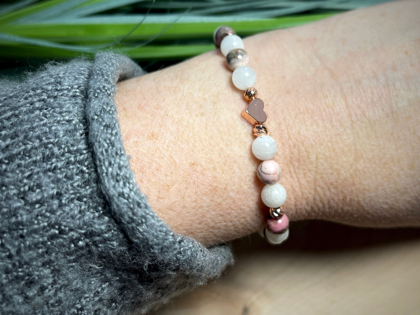 Armband Mondstein Rhodonit Makramee Facettenperlen Roségold plated - spirituelles Perlenarmband Selbstliebe Herzöffnung Liebe Mitgefühl