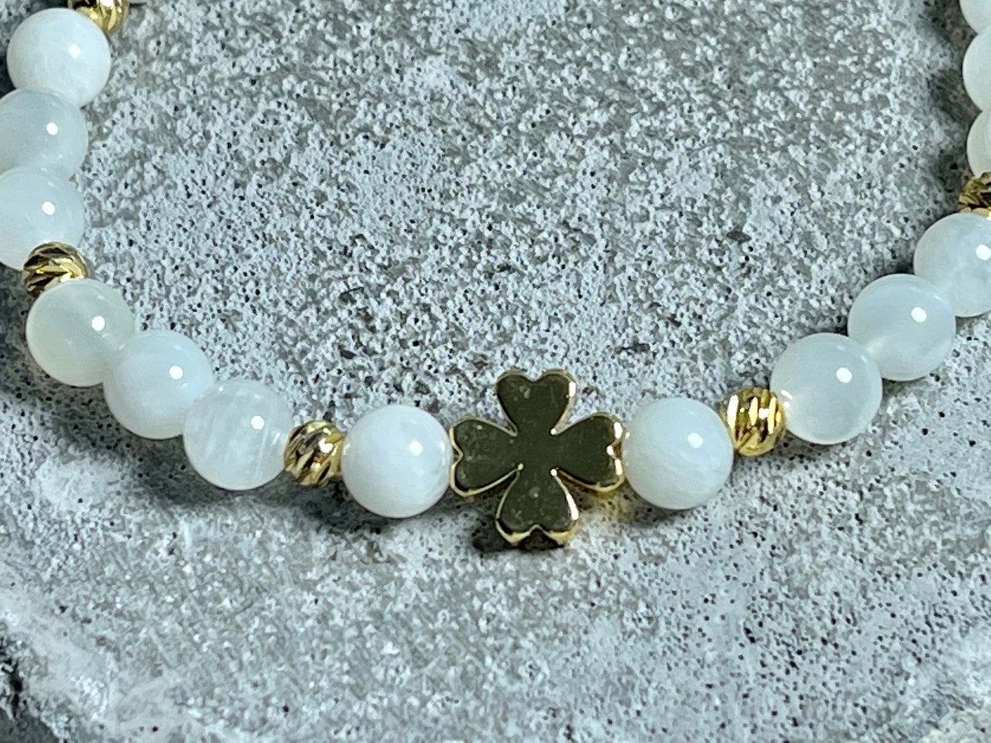 Perlenarmband Mondstein echt Kleeperle Vergoldet - Glücksarmband aus Natursteinen - Geschenk für Mama Liebe Glück - personalisierbar