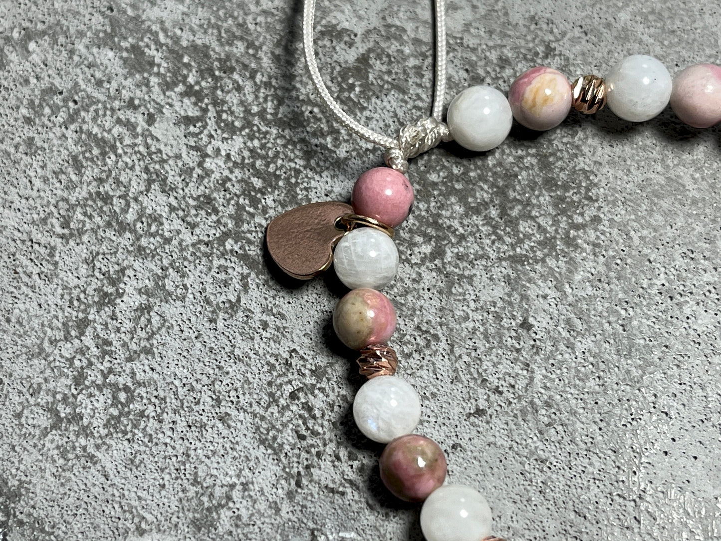 Armband Mondstein Rhodonit Makramee Facettenperlen Roségold plated - spirituelles Perlenarmband Selbstliebe Herzöffnung Liebe Mitgefühl
