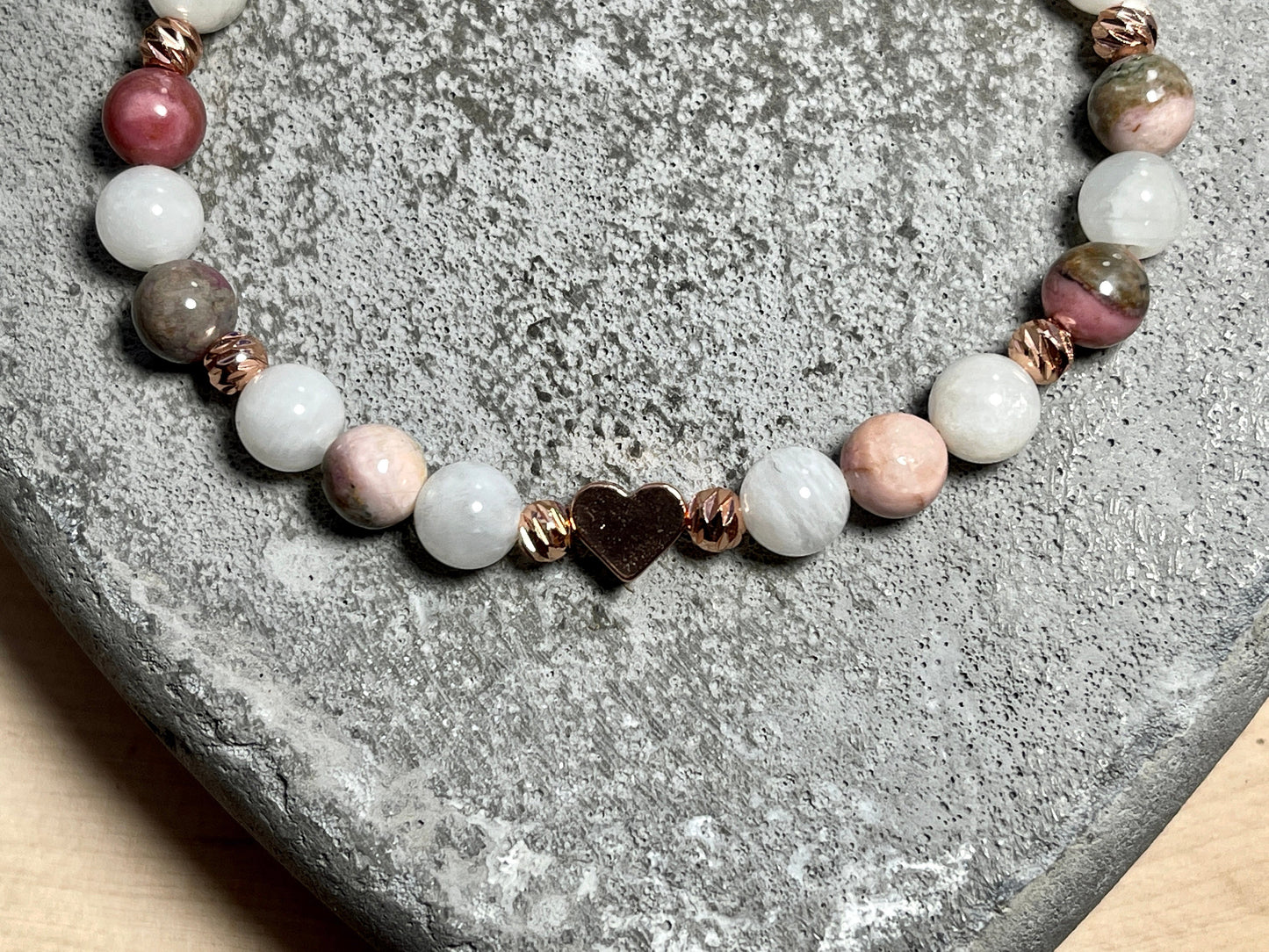 Armband Mondstein Rhodonit Makramee Facettenperlen Roségold plated - spirituelles Perlenarmband Selbstliebe Herzöffnung Liebe Mitgefühl
