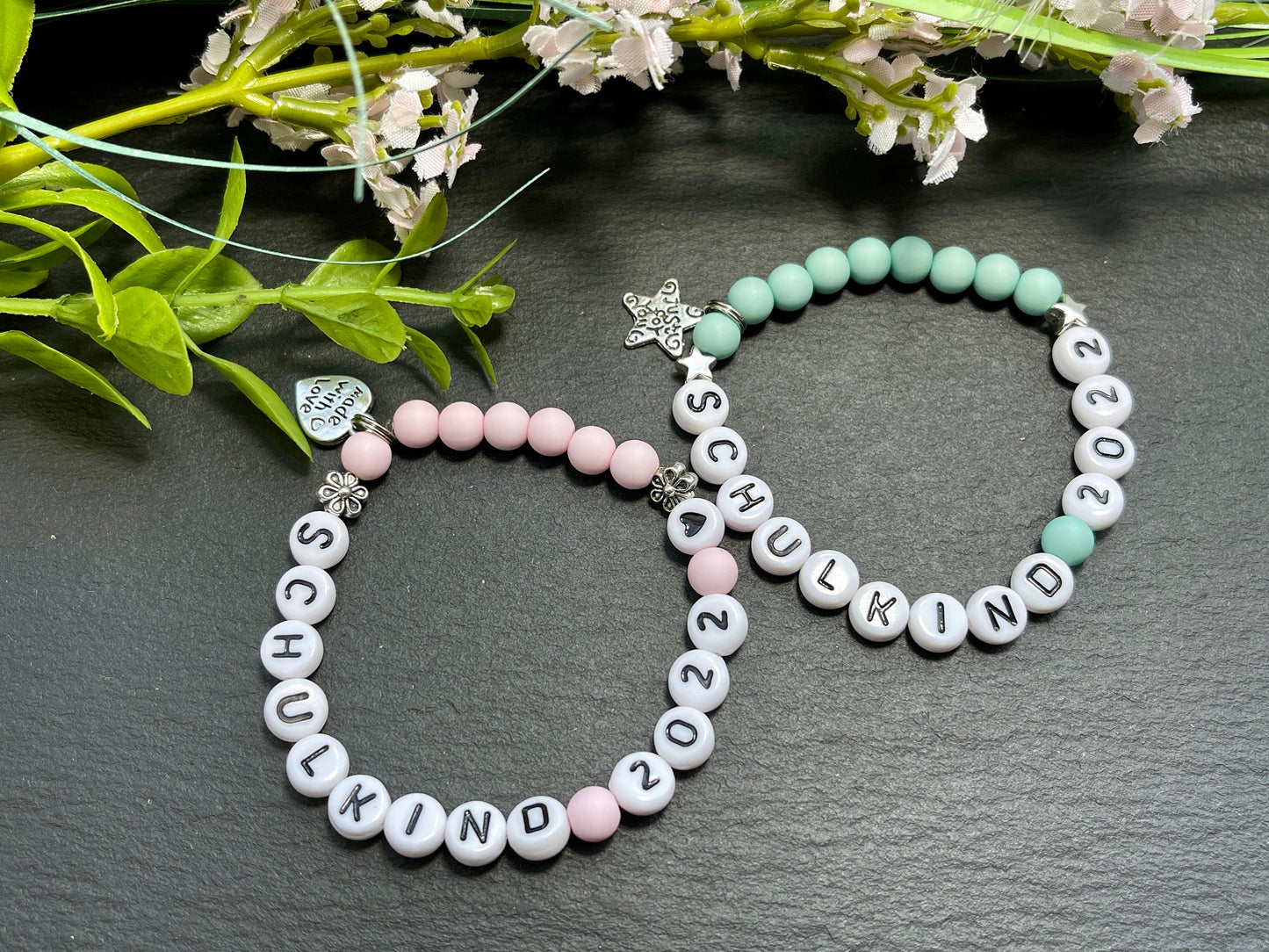 Armband Schulkind Rosa Acryl - Glücksbringer erster Schultag Geschenk Schulanfang Junge oder Mädchen für die Schultüte - personalisierbar