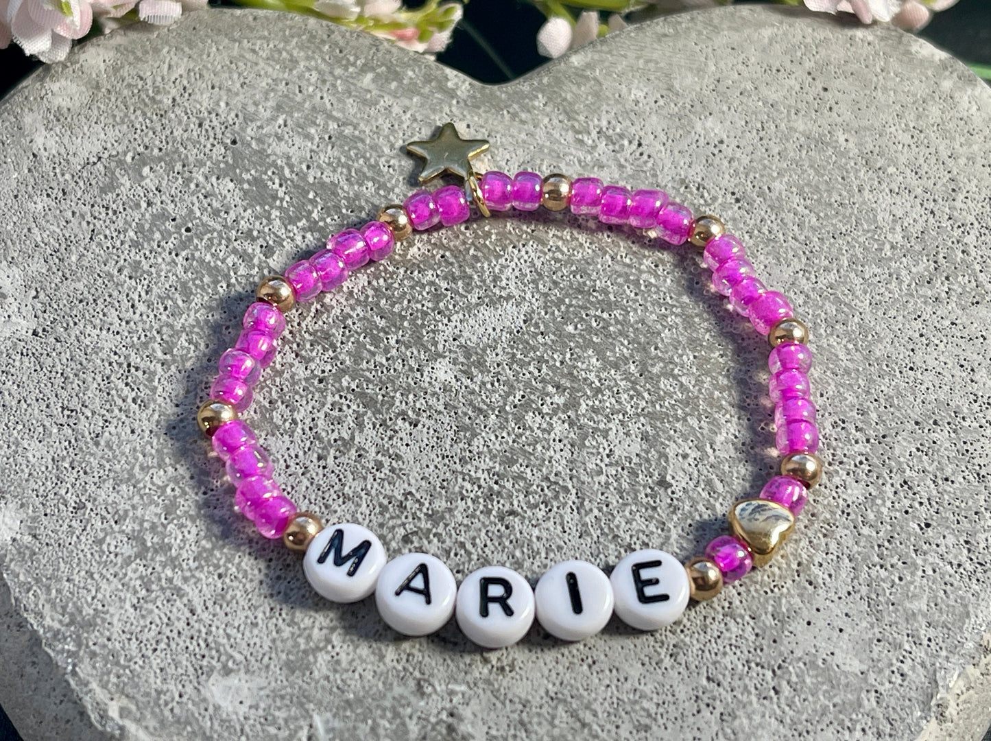 Perlenarmband mit Name Pink Gold Rocaille Edelstahl 4 mm - Armband mit Namen Geschenk Mädchen Kinderarmband - Rosa Pink Flieder Weiß