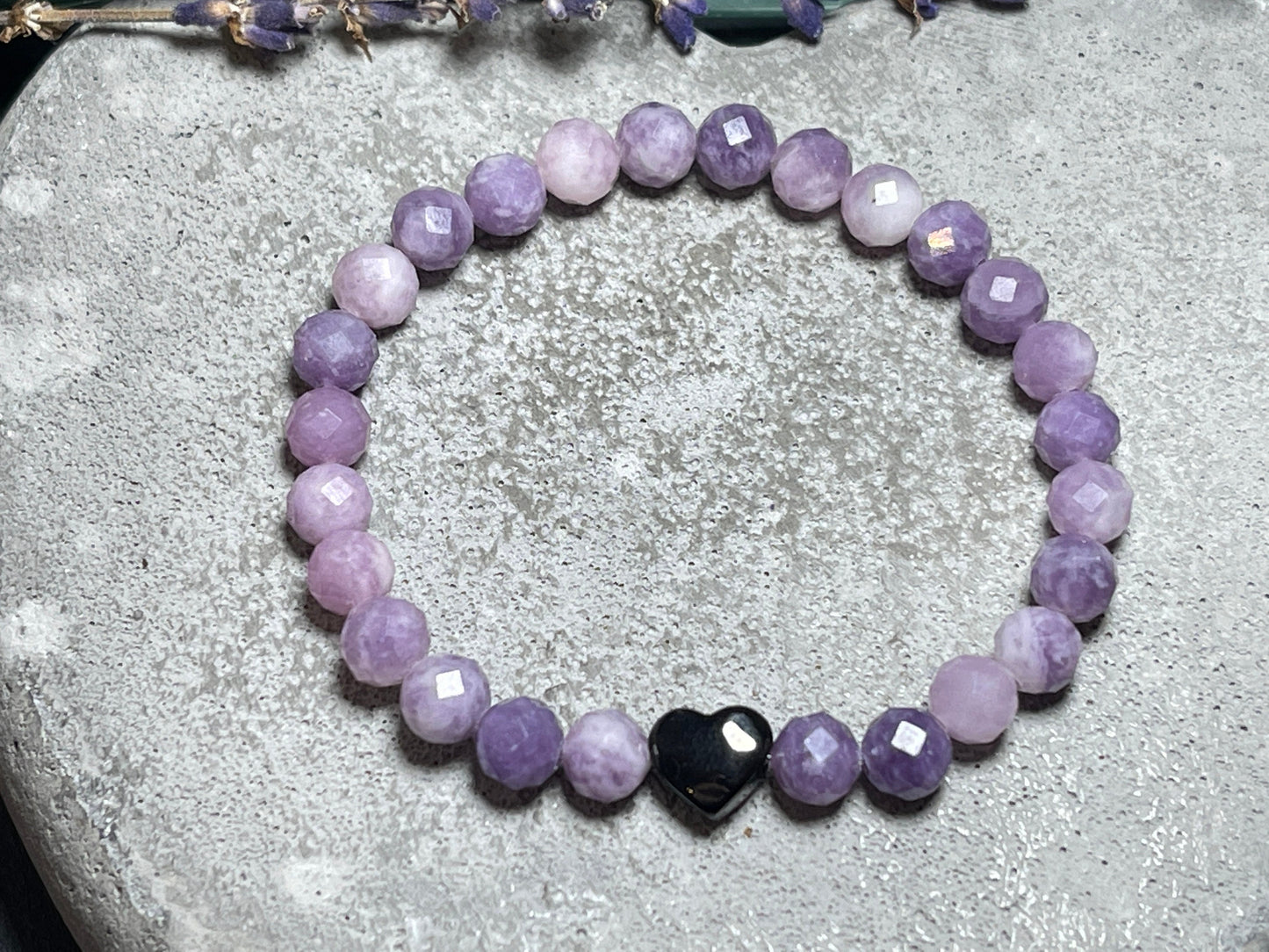 Perlenarmband Sugilith facettiert echter Naturstein - Herz Edelstahl Schwarz - esoterisches Armband Schutz emotionale Heilung