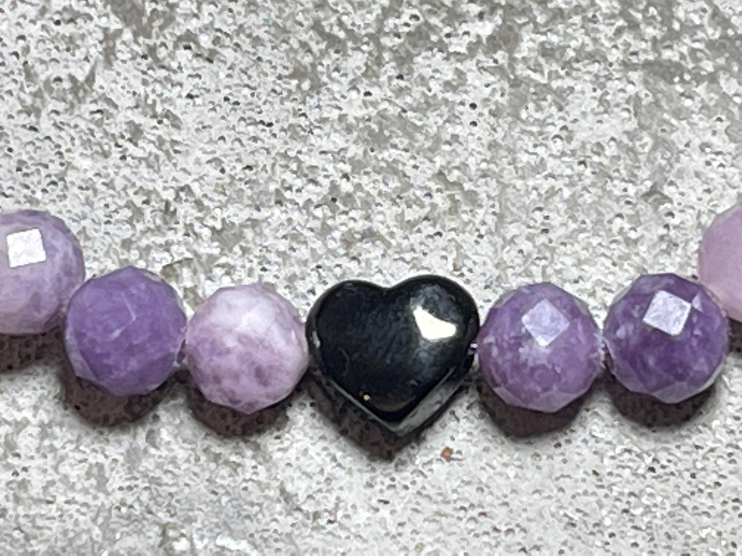 Perlenarmband Sugilith facettiert echter Naturstein - Herz Edelstahl Schwarz - esoterisches Armband Schutz emotionale Heilung