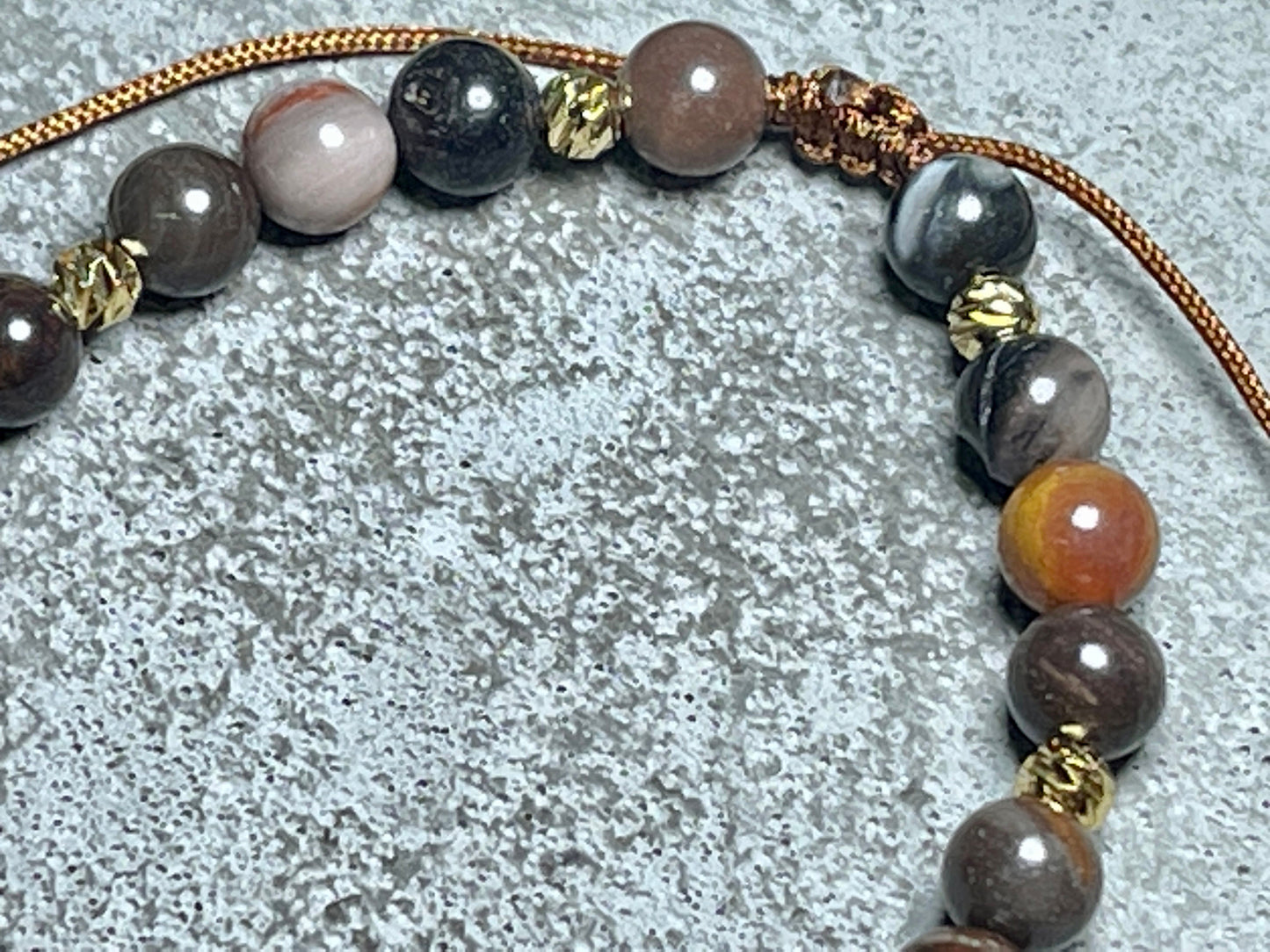 Armband Versteinertes Holz echt - Facettenperlen Vergoldet - spirituelles Armband Erdverbundenheit positive Energie - Geschenk Liebe Glück