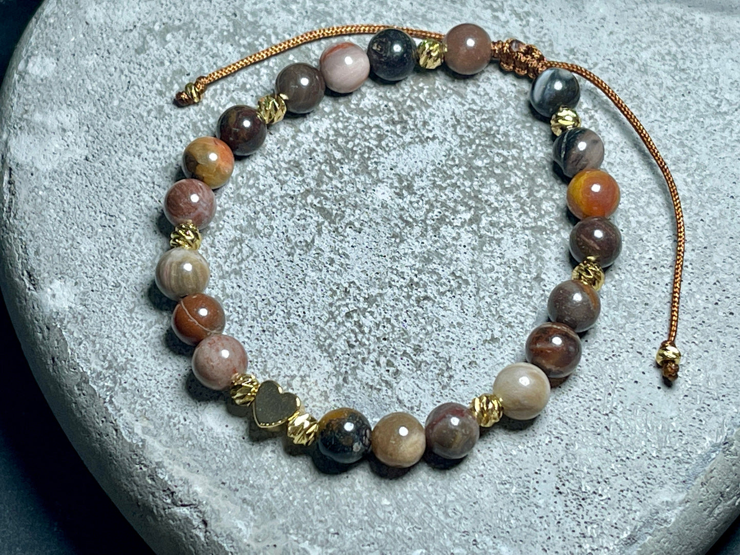 Armband Versteinertes Holz echt - Facettenperlen Vergoldet - spirituelles Armband Erdverbundenheit positive Energie - Geschenk Liebe Glück