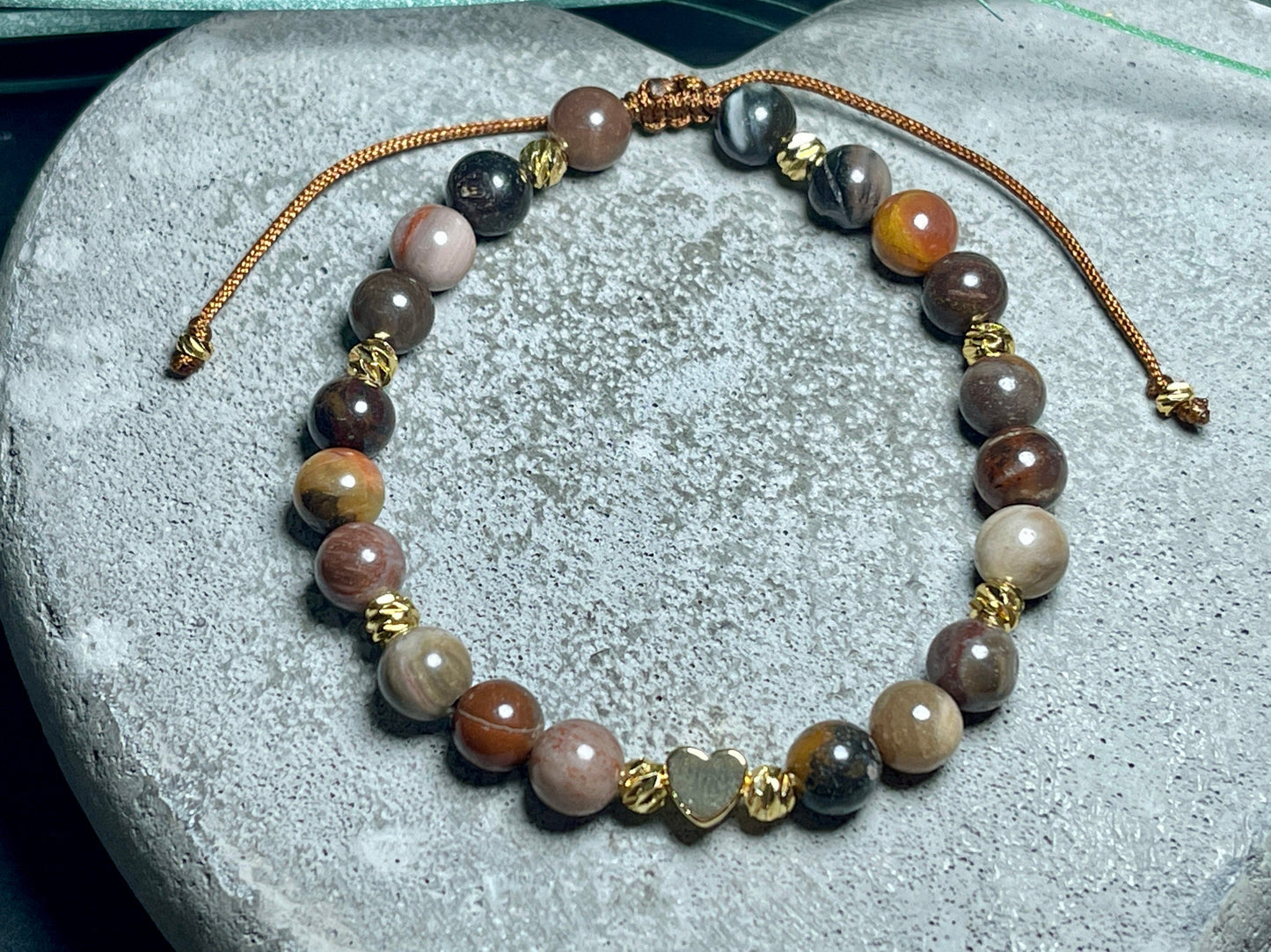 Armband Versteinertes Holz echt - Facettenperlen Vergoldet - spirituelles Armband Erdverbundenheit positive Energie - Geschenk Liebe Glück
