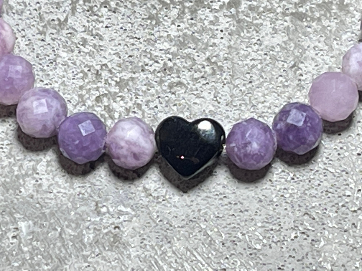 Perlenarmband Sugilith facettiert echter Naturstein - Herz Edelstahl Schwarz - esoterisches Armband Schutz emotionale Heilung