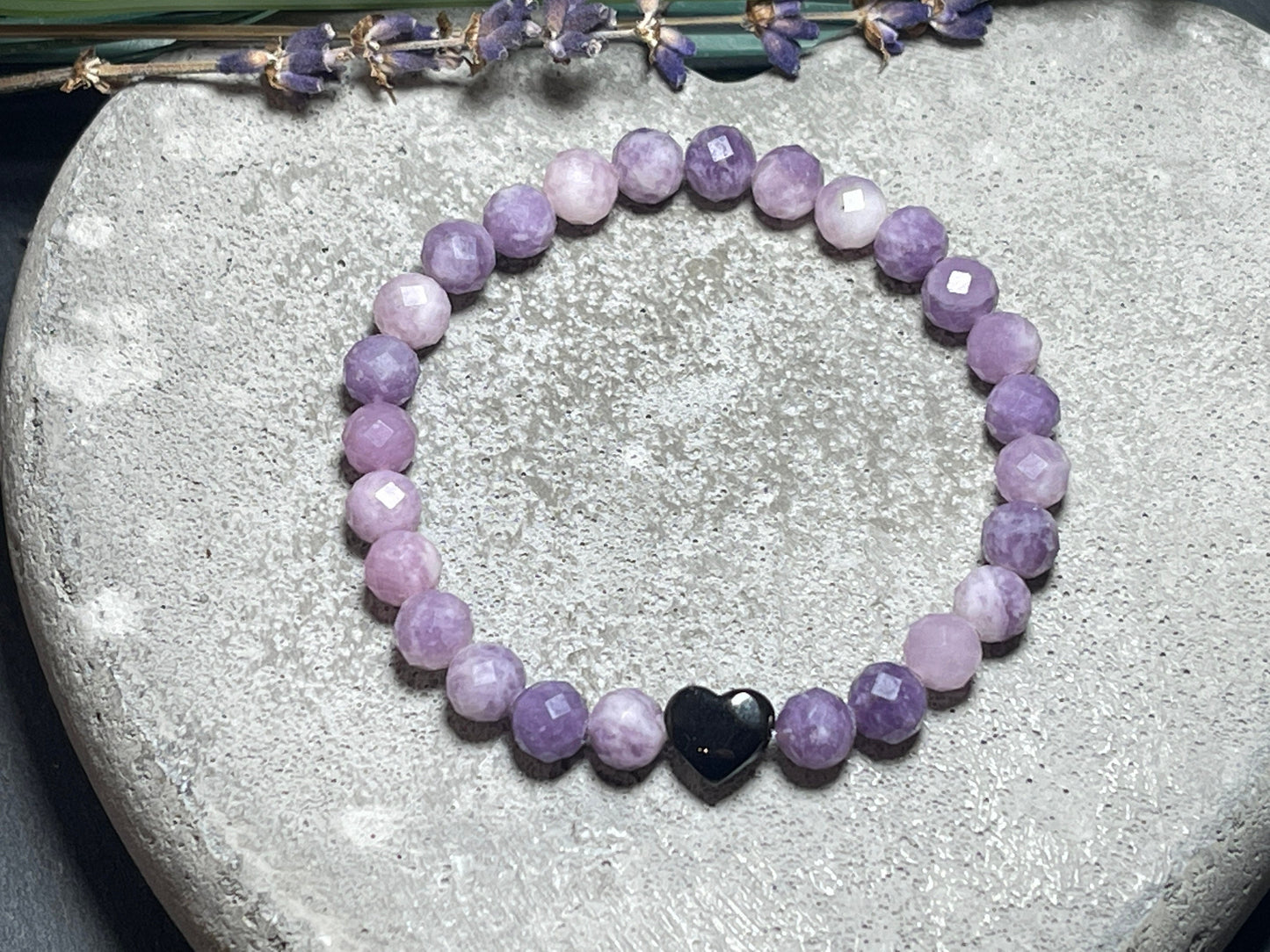 Perlenarmband Sugilith facettiert echter Naturstein - Herz Edelstahl Schwarz - esoterisches Armband Schutz emotionale Heilung
