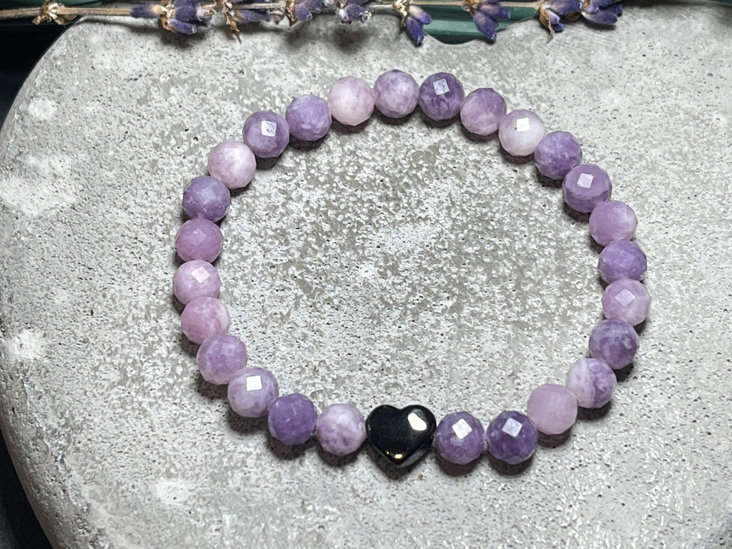 Perlenarmband Sugilith facettiert echter Naturstein - Herz Edelstahl Schwarz - esoterisches Armband Schutz emotionale Heilung