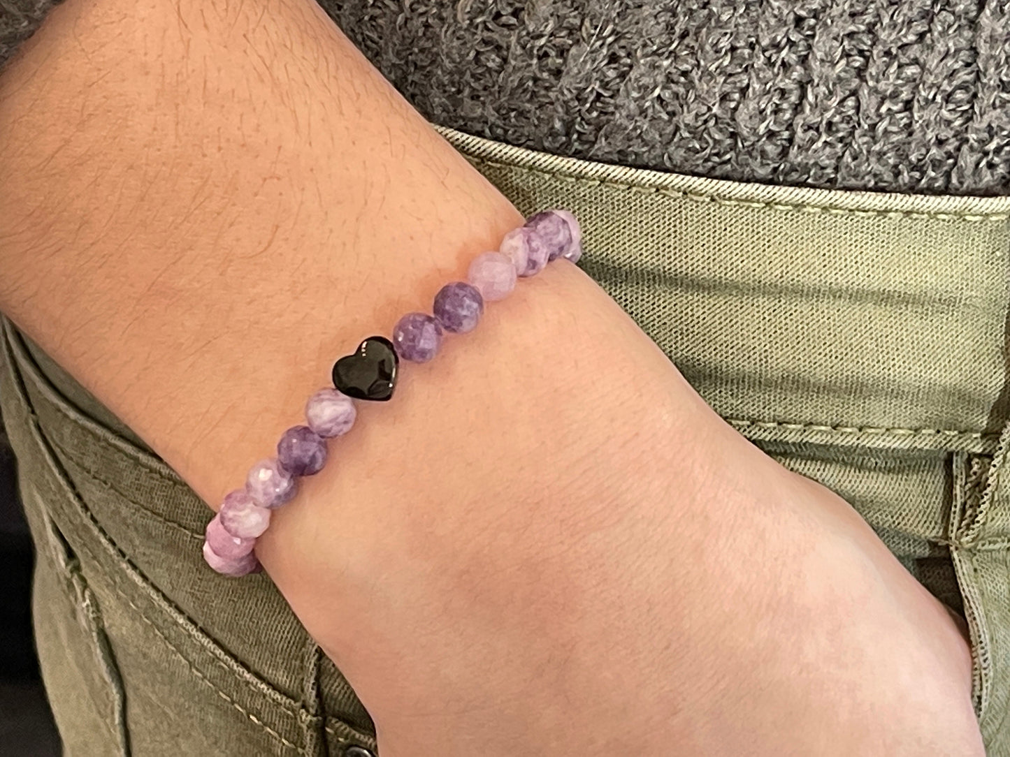 Perlenarmband Sugilith facettiert echter Naturstein - Herz Edelstahl Schwarz - esoterisches Armband Schutz emotionale Heilung