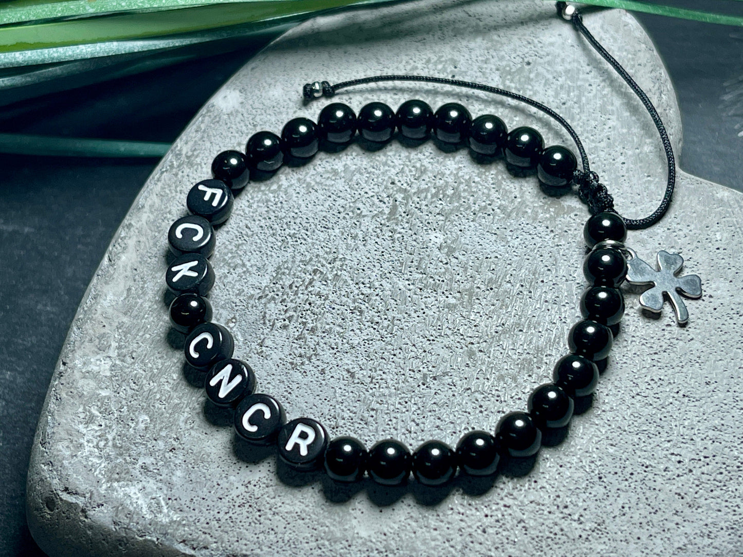 Armband Fuck Cancer Turmalin Makramee - Geschenk Aufmunterung Genesung Brustkrebs Wunschedelstein - starker Schutzstein Perlenarmband