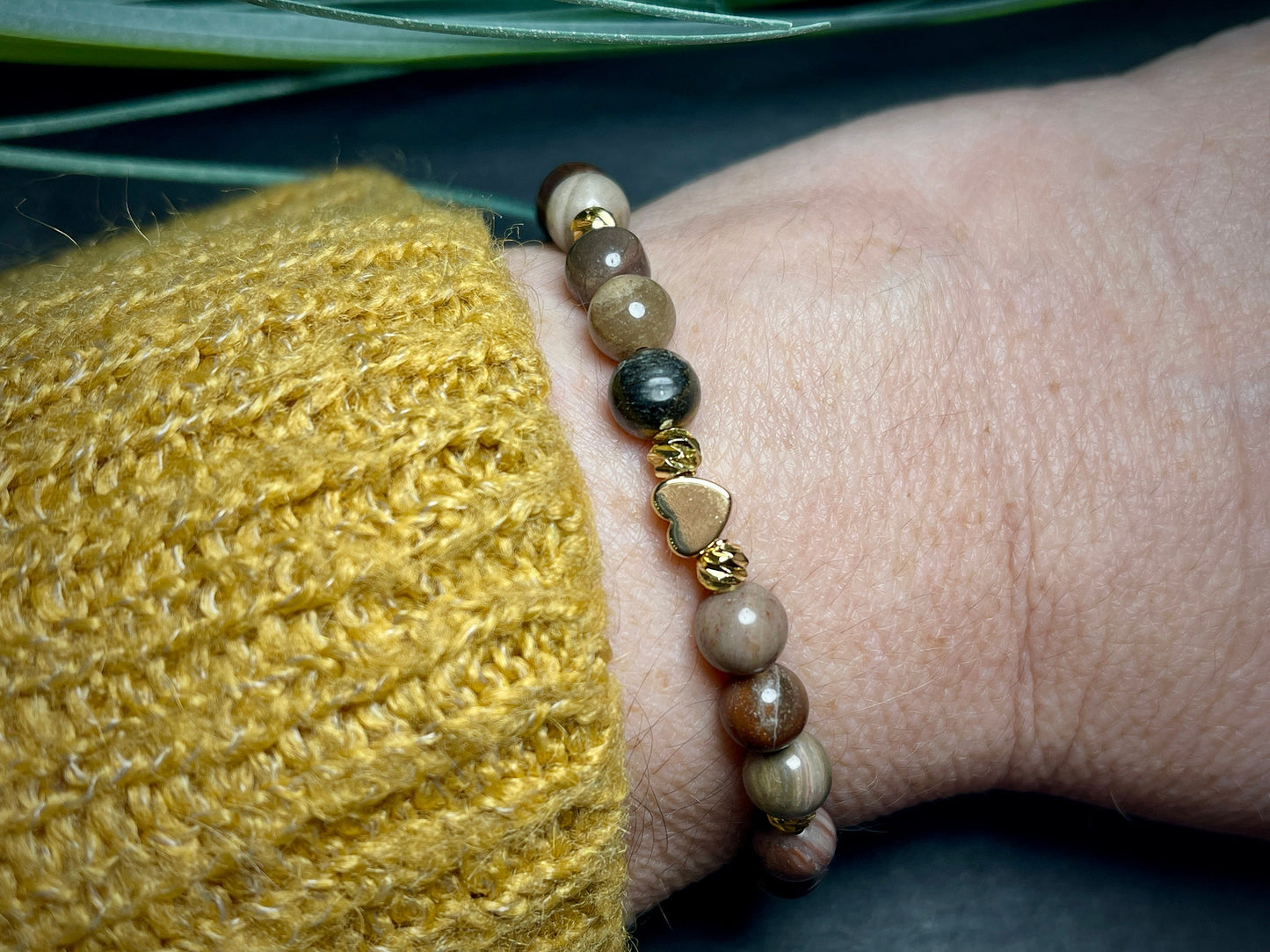 Armband Versteinertes Holz echt - Facettenperlen Vergoldet - spirituelles Armband Erdverbundenheit positive Energie - Geschenk Liebe Glück