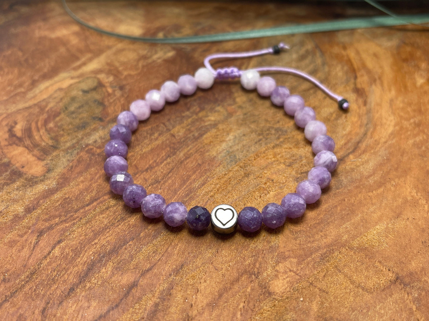 Perlenarmband Sugilith echter Naturstein Farbverlauf Makramee - Herz DQ Gunmetal - Silber Gold Roségold - Armband Schutz emotionale Heilung
