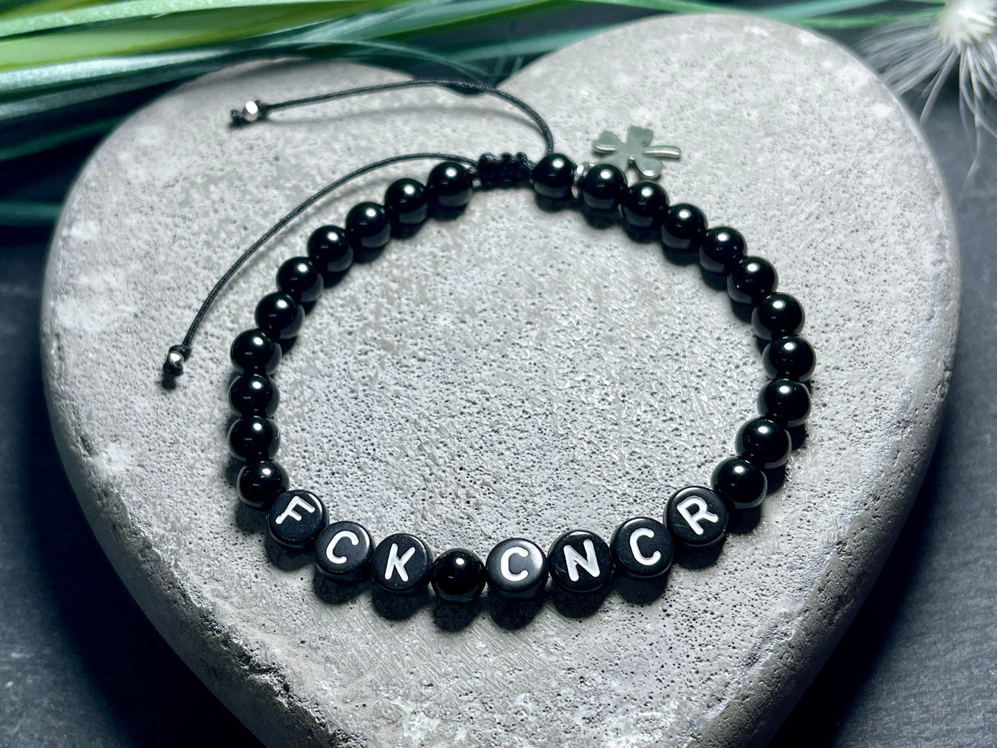 Armband Fuck Cancer Turmalin Makramee - Geschenk Aufmunterung Genesung Brustkrebs Wunschedelstein - starker Schutzstein Perlenarmband