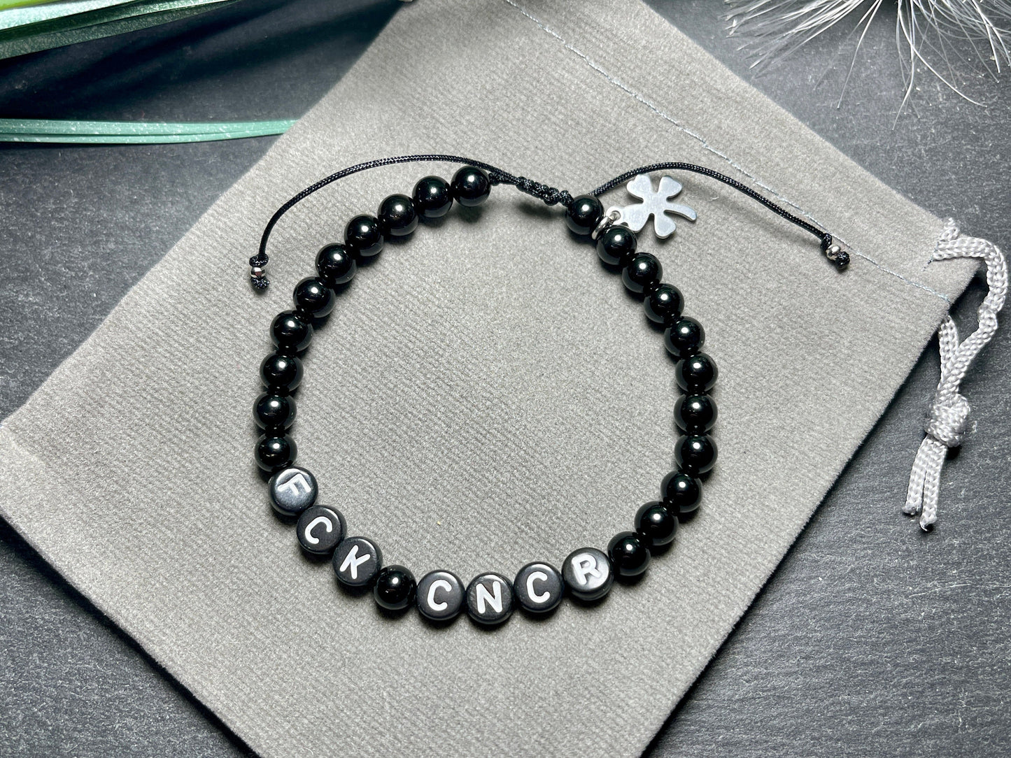 Armband Fuck Cancer Turmalin Makramee - Geschenk Aufmunterung Genesung Brustkrebs Wunschedelstein - starker Schutzstein Perlenarmband