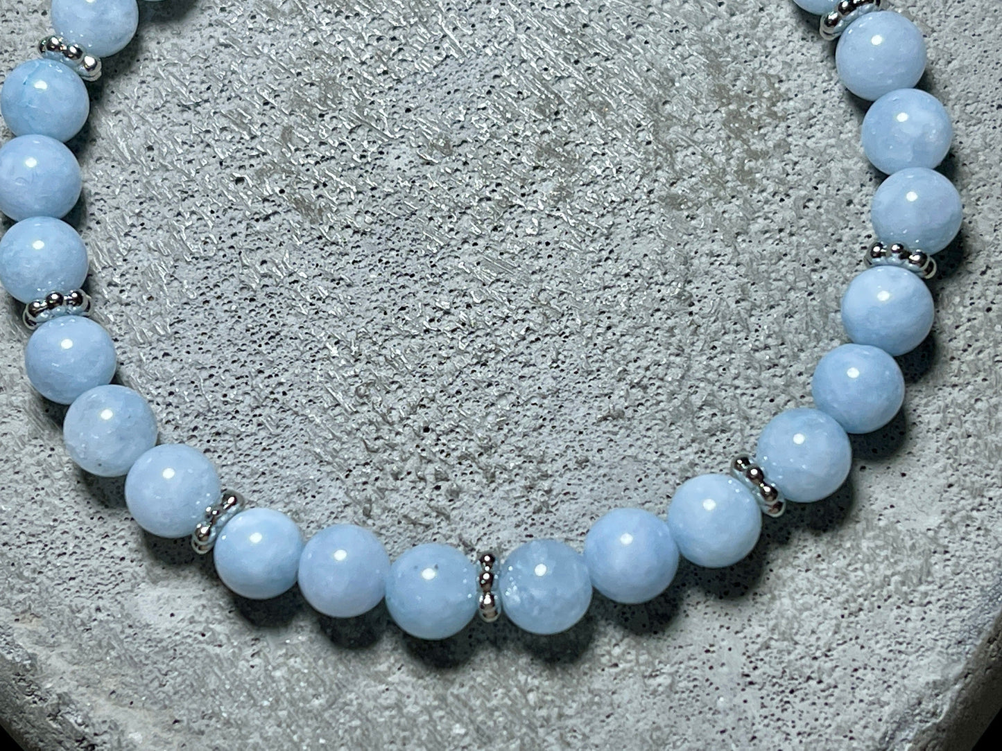 Armband Aquamarin mit Daisyperlen hochwertig Platiniert - esoterisches Armband Halschakra - Perlenarmband echte Edelsteine personalisierbar