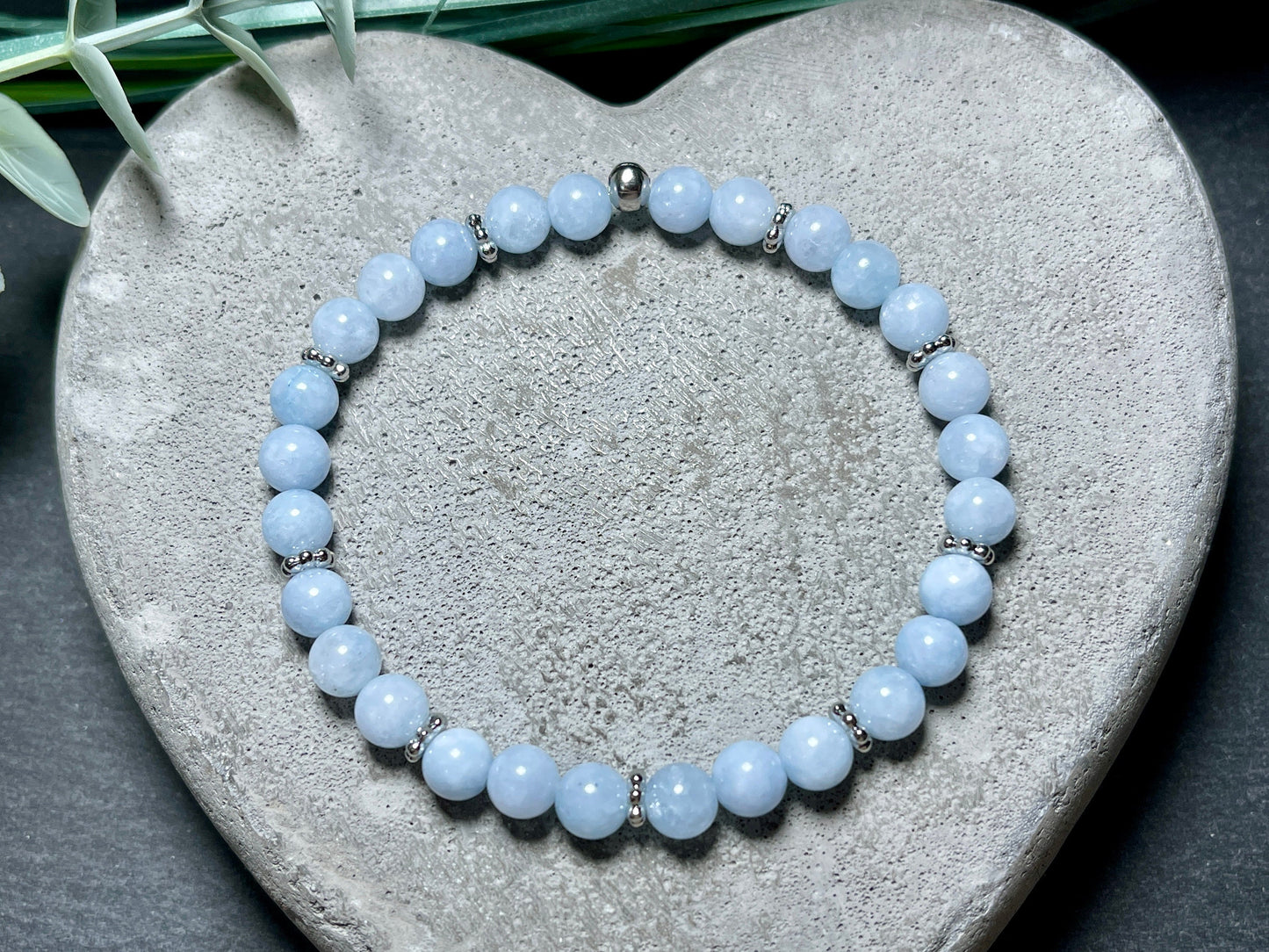 Armband Aquamarin mit Daisyperlen hochwertig Platiniert - esoterisches Armband Halschakra - Perlenarmband echte Edelsteine personalisierbar