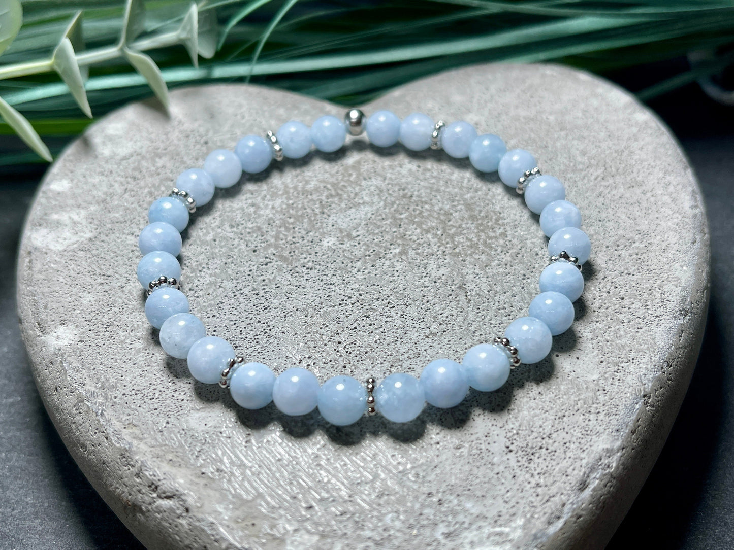 Armband Aquamarin mit Daisyperlen hochwertig Platiniert - esoterisches Armband Halschakra - Perlenarmband echte Edelsteine personalisierbar