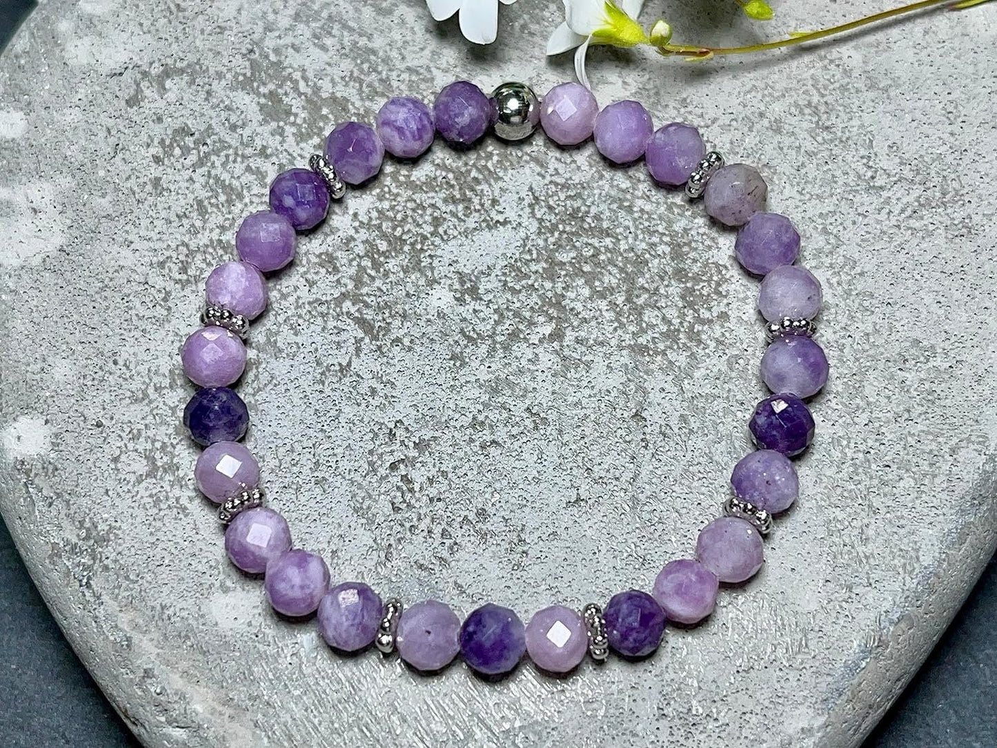 Sugilith Armband mit Perlen echt 6mm Daisyperlen echt platiniert oder vergoldet - esoterisches Armband Schutz emotionale Heilung