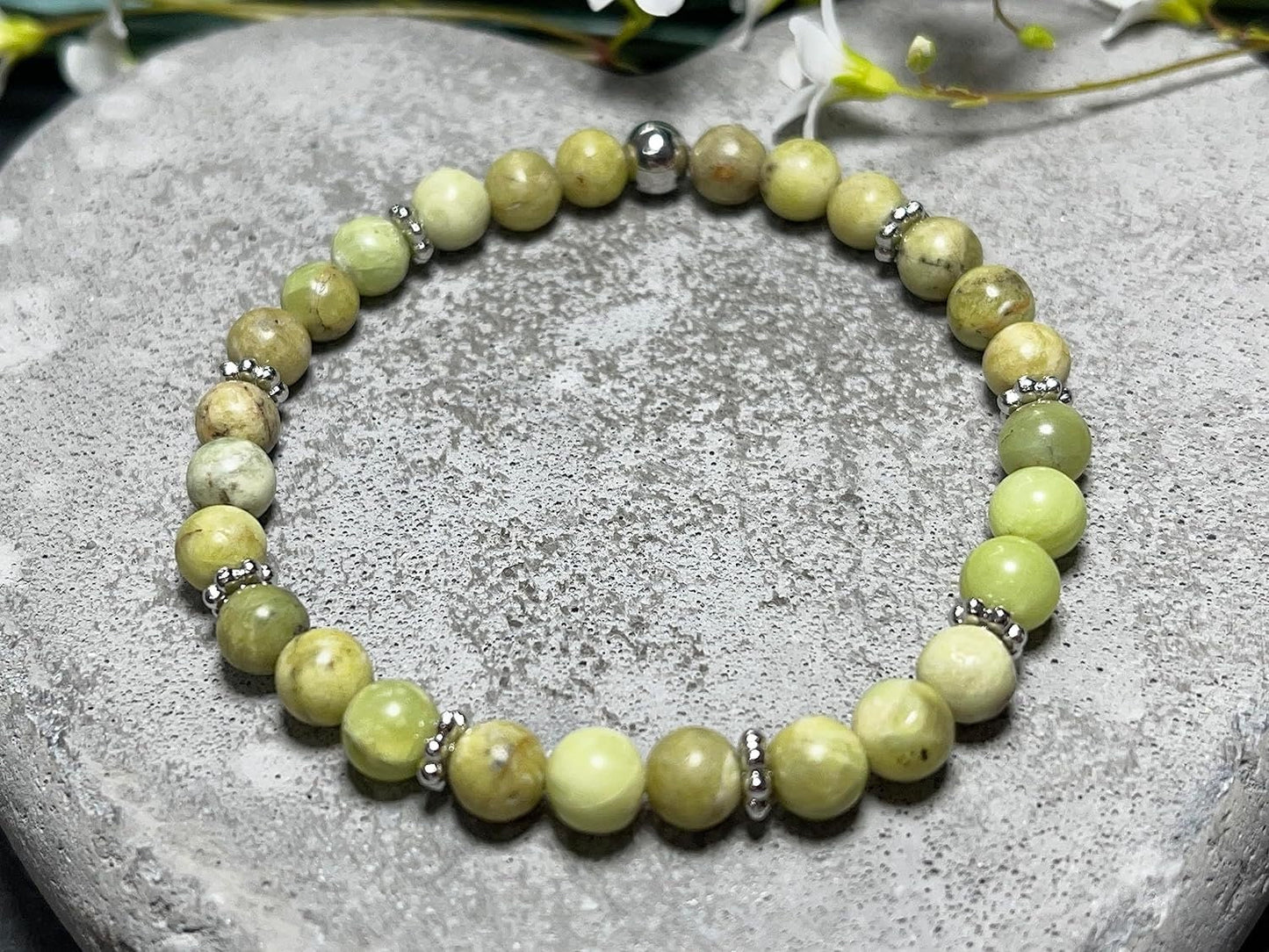 Peridot Armband mit Perlen echt 6mm Daisyperlen echt Platiniert oder Vergoldet - Handmade Perlenarmband für Freude Toleranz Gelassenheit