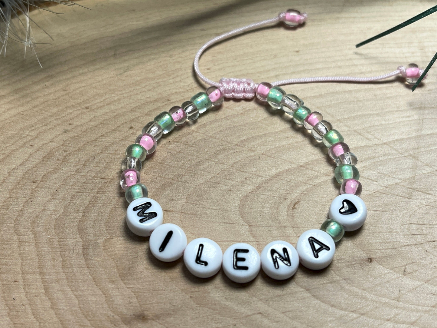 Perlenarmband mit Name Rosa Grün Weiß - Makramee einstellbar - Geschenk Mädchen Geburtstag Namensarmband Kinderarmband - Farbe nach Wunsch