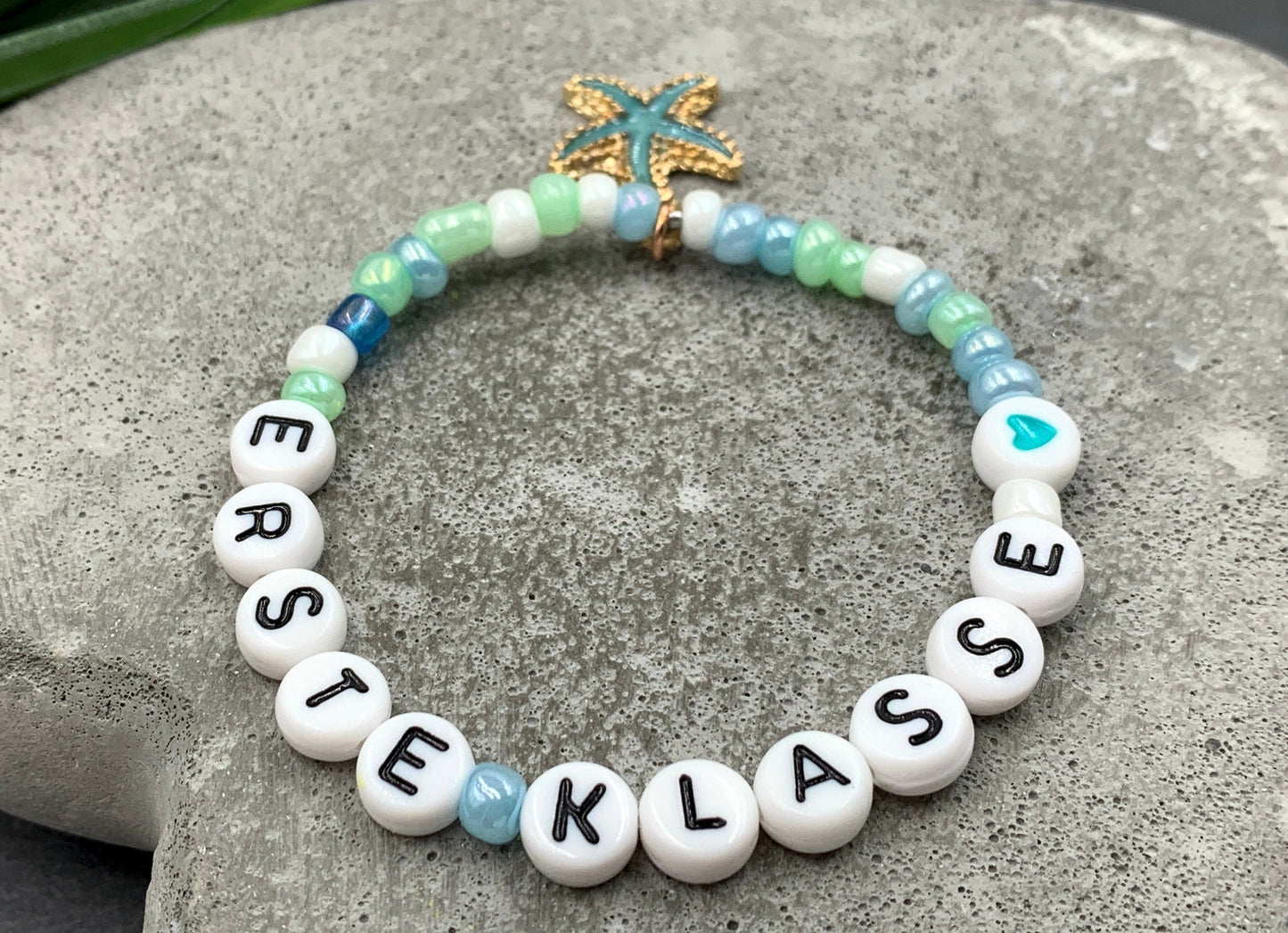 Armband Erste Klasse Grün Blau Rocailles - Glückbringer Perlenarmband erster Schultag Geschenk für Schulkind - viele Farben personalisierbar