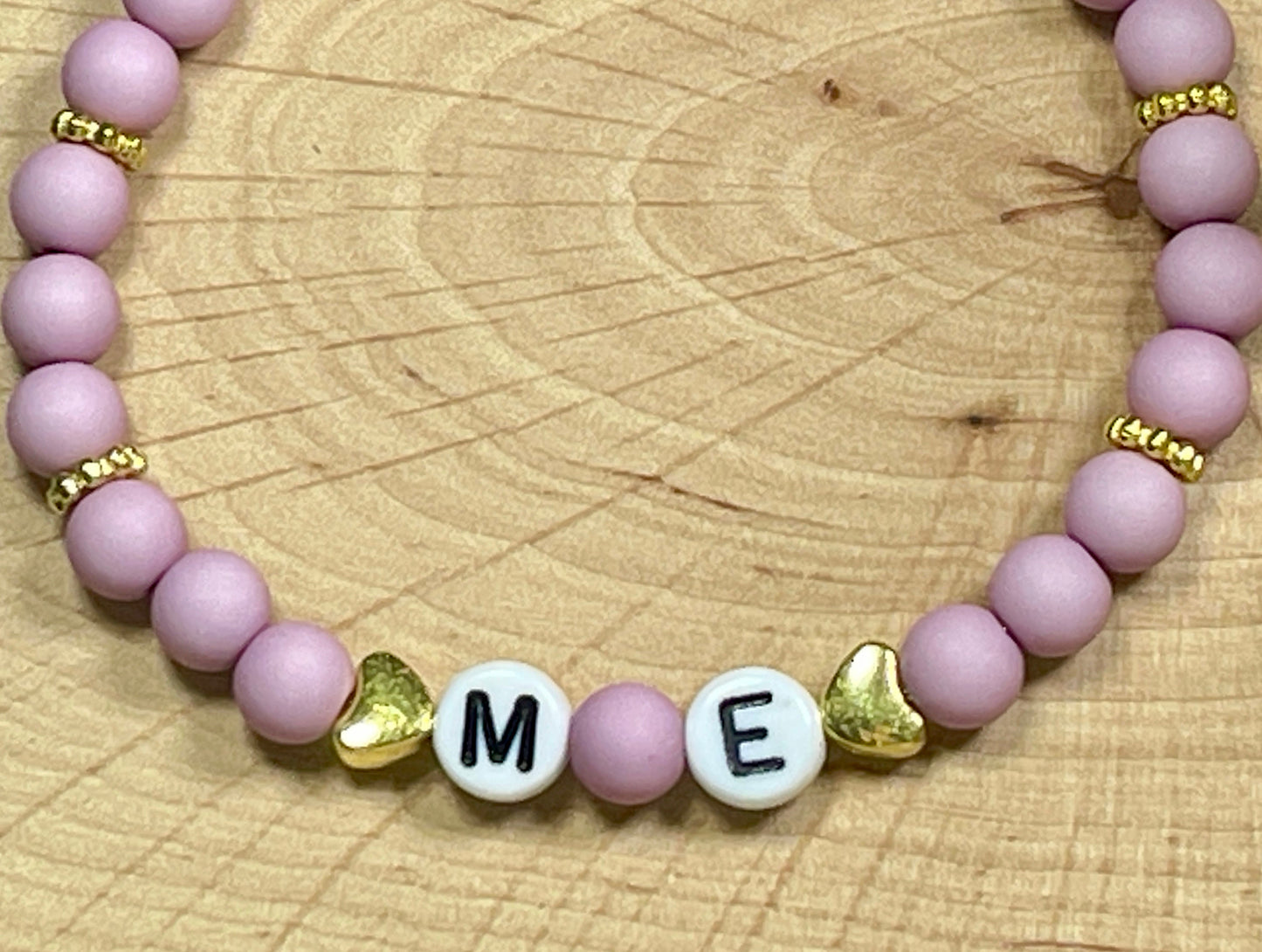 Armband mit Initialen Acryl Fliederrosa mit Gold - Geschenk Mama Freundschaft Kinderarmband personalisiert -  Wunschfarbe - viele Farben