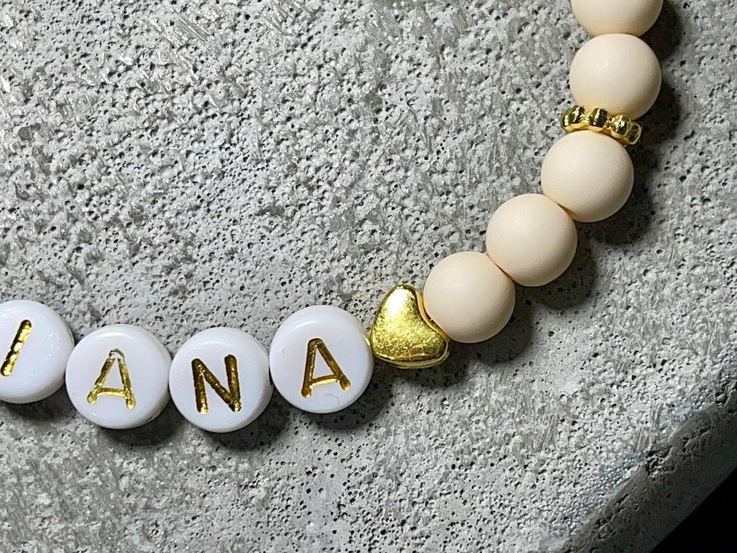 Armband mit Namen Acryl Elfenbein mit Gold - Geschenk Mama Freundschaft Kinderarmband personalisiert -  Wunschfarbe - viele Farben