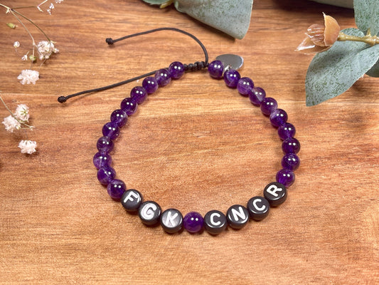 Armband Fuck Cancer Amethyst Makramee - Geschenk Aufmunterung Genesung Brustkrebs Wunschedelstein - starker Schutzstein Perlenarmband