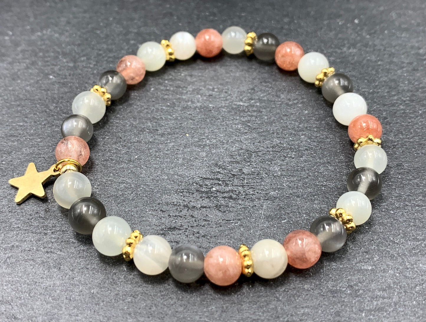 Spirituelles Perlenarmband verschiedene Mondstein Variationen -  Daisyperlen echt Vergoldet - Weiblichkeit Selbstliebe emotionale Stabilität