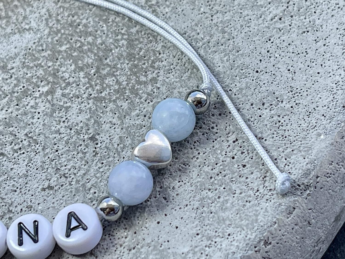 Majas Perlen Armband mit Namen Aquamarin Herz DQ - alle Größen einstellbar XS bis XXL - echte Edelsteine und Edelstahl - Unisex
