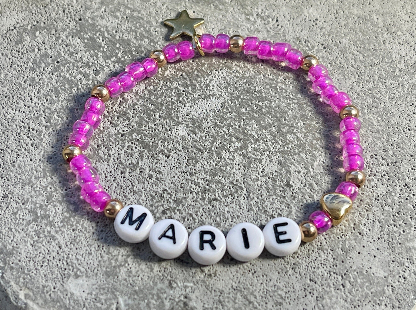 Perlenarmband mit Name Pink Gold Rocaille Edelstahl 4 mm - Armband mit Namen Geschenk Mädchen Kinderarmband - Rosa Pink Flieder Weiß