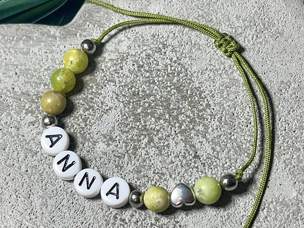 Majas Perlen Armband mit Namen Peridot Herz DQ - alle Größen einstellbar XS bis XXL - echte Edelsteine und Edelstahl - Unisex