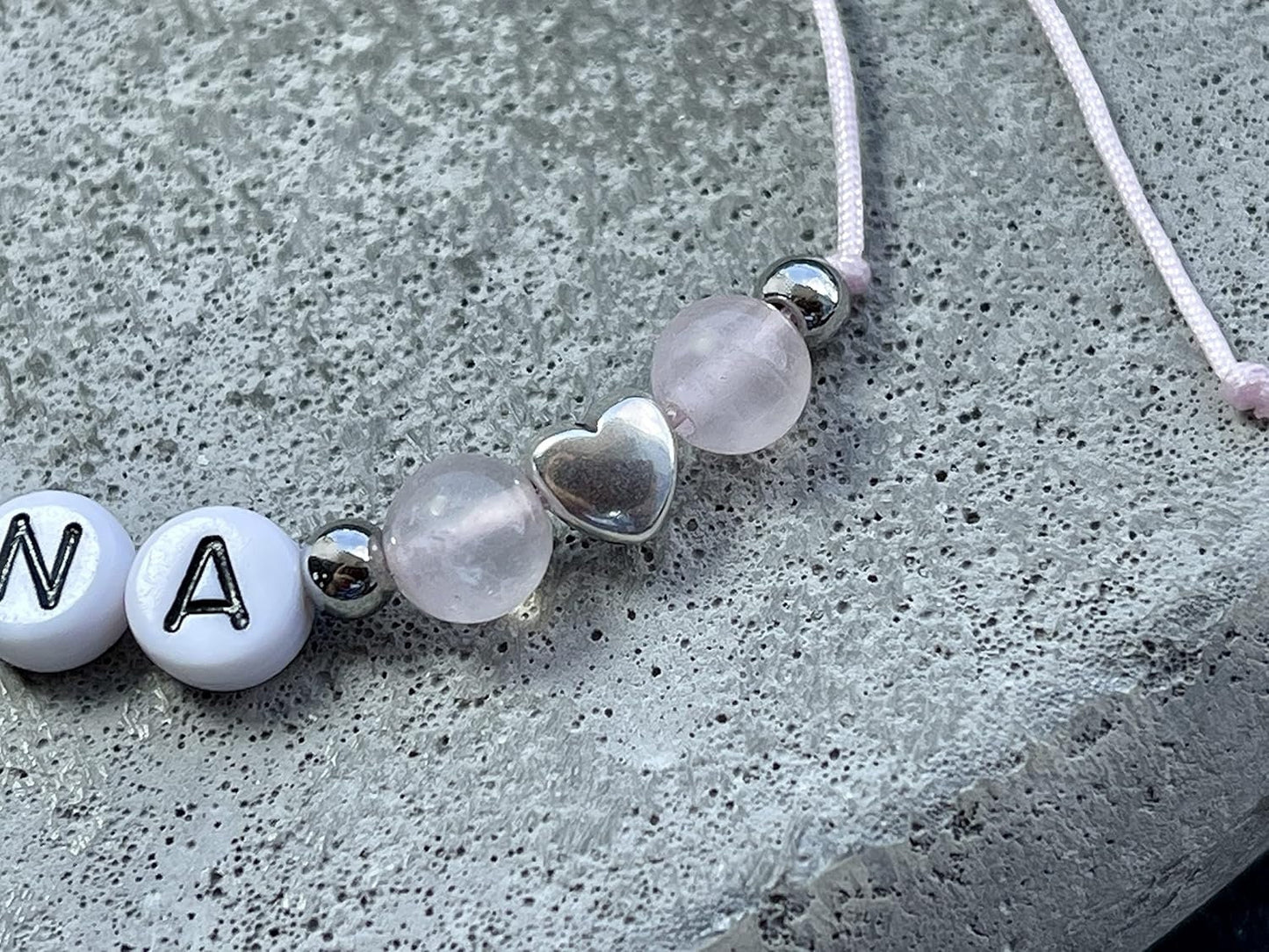 Majas Perlen Armband mit Namen Rosenquarz Herz DQ - alle Größen einstellbar XS bis XXL - echte Edelsteine und Edelstahl - Unisex