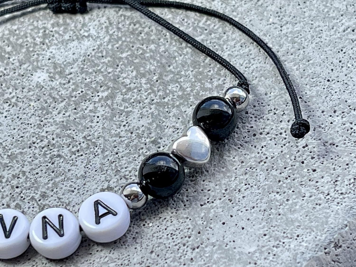 Majas Perlen Armband mit Namen Turmalin Schwarz Herz DQ - alle Größen einstellbar XS bis XXL - echte Edelsteine und Edelstahl - Unisex