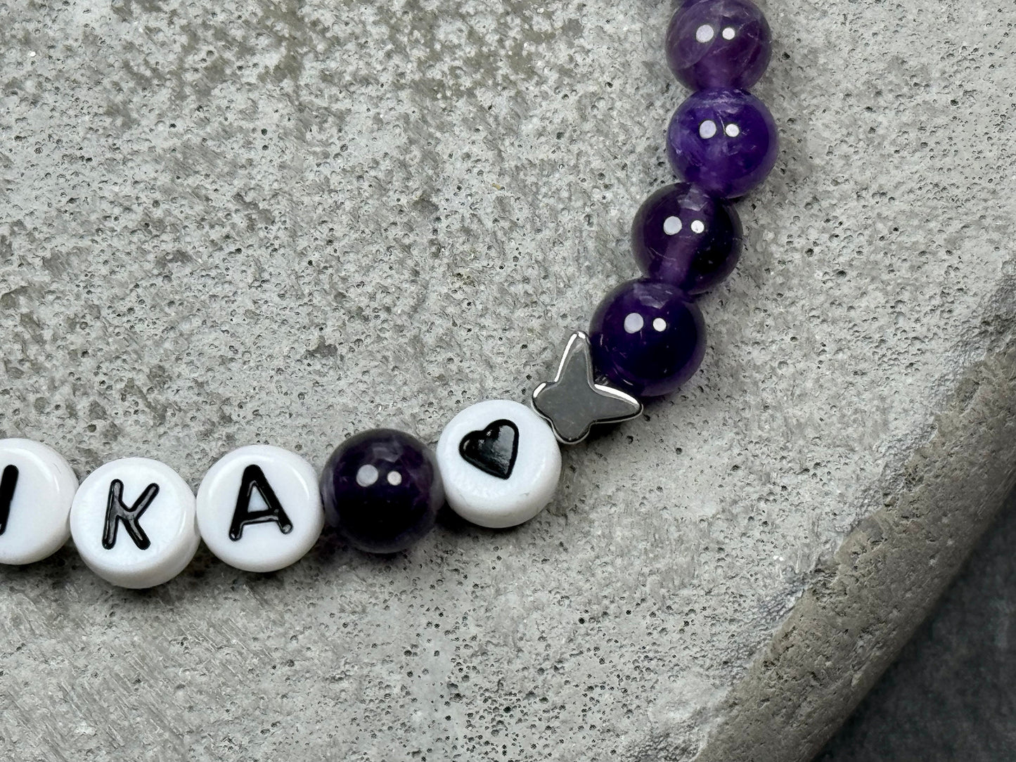 Namensarmband Amethyst echte Naturperlen Schmetterlinge platiniert - Namensarmband Geschenk Mama Geburt Lieblingsmensch - anpassbar