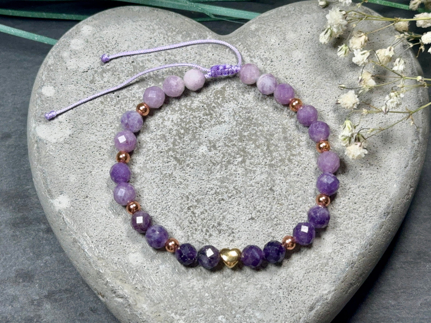 Perlenarmband Sugilith echter Naturstein Farbverlauf Makramee - Herz DQ Roségold - esoterisches Armband Schutz emotionale Heilung