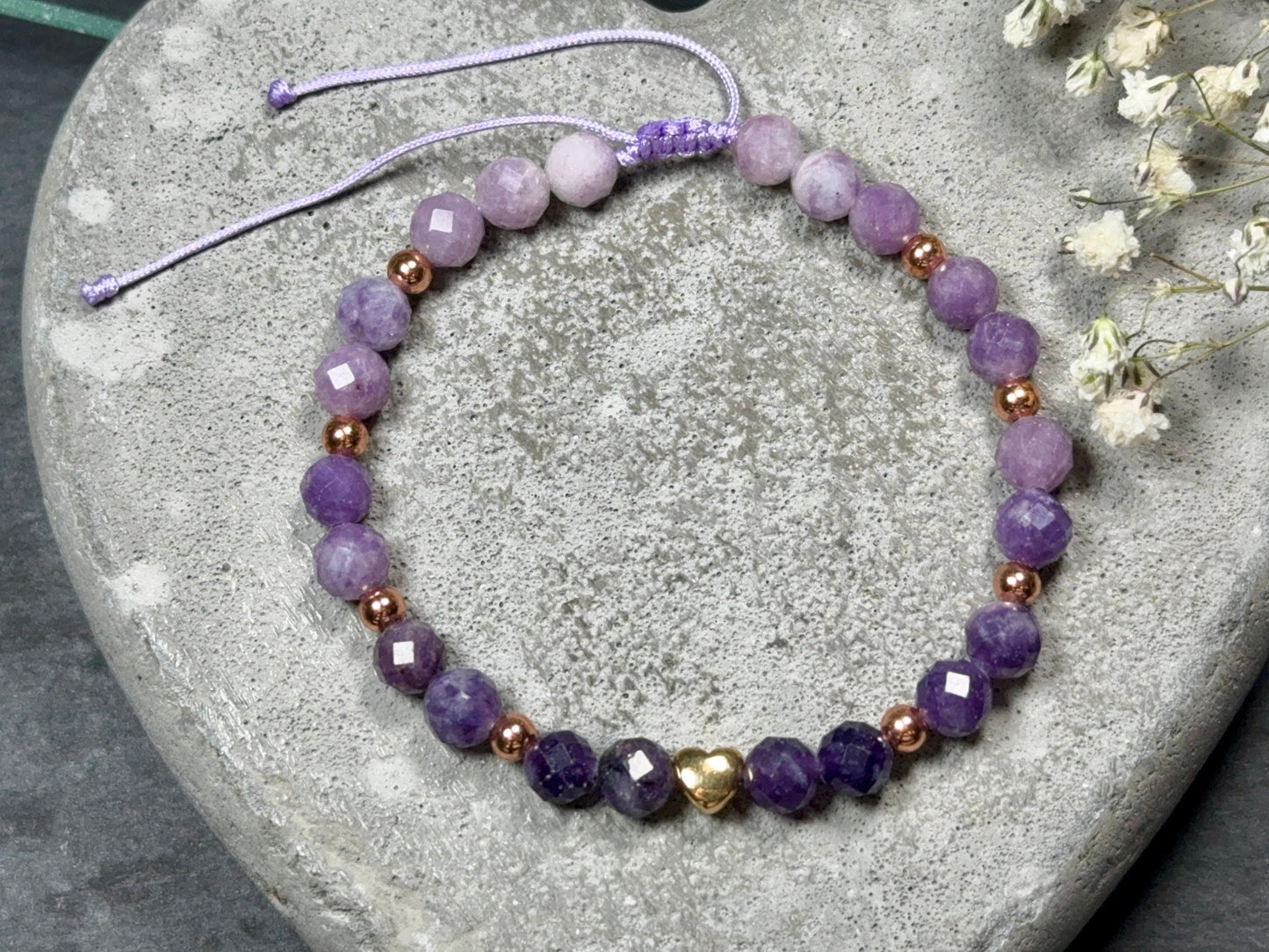 Perlenarmband Sugilith echter Naturstein Farbverlauf Makramee - Herz DQ Roségold - esoterisches Armband Schutz emotionale Heilung