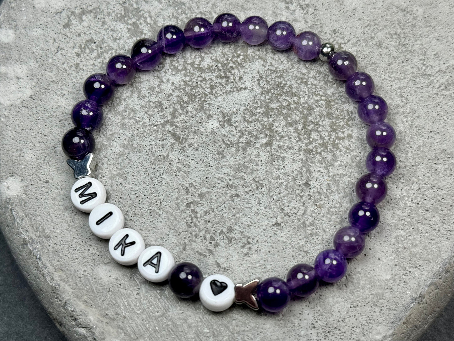 Namensarmband Amethyst echte Naturperlen Schmetterlinge platiniert - Namensarmband Geschenk Mama Geburt Lieblingsmensch - anpassbar
