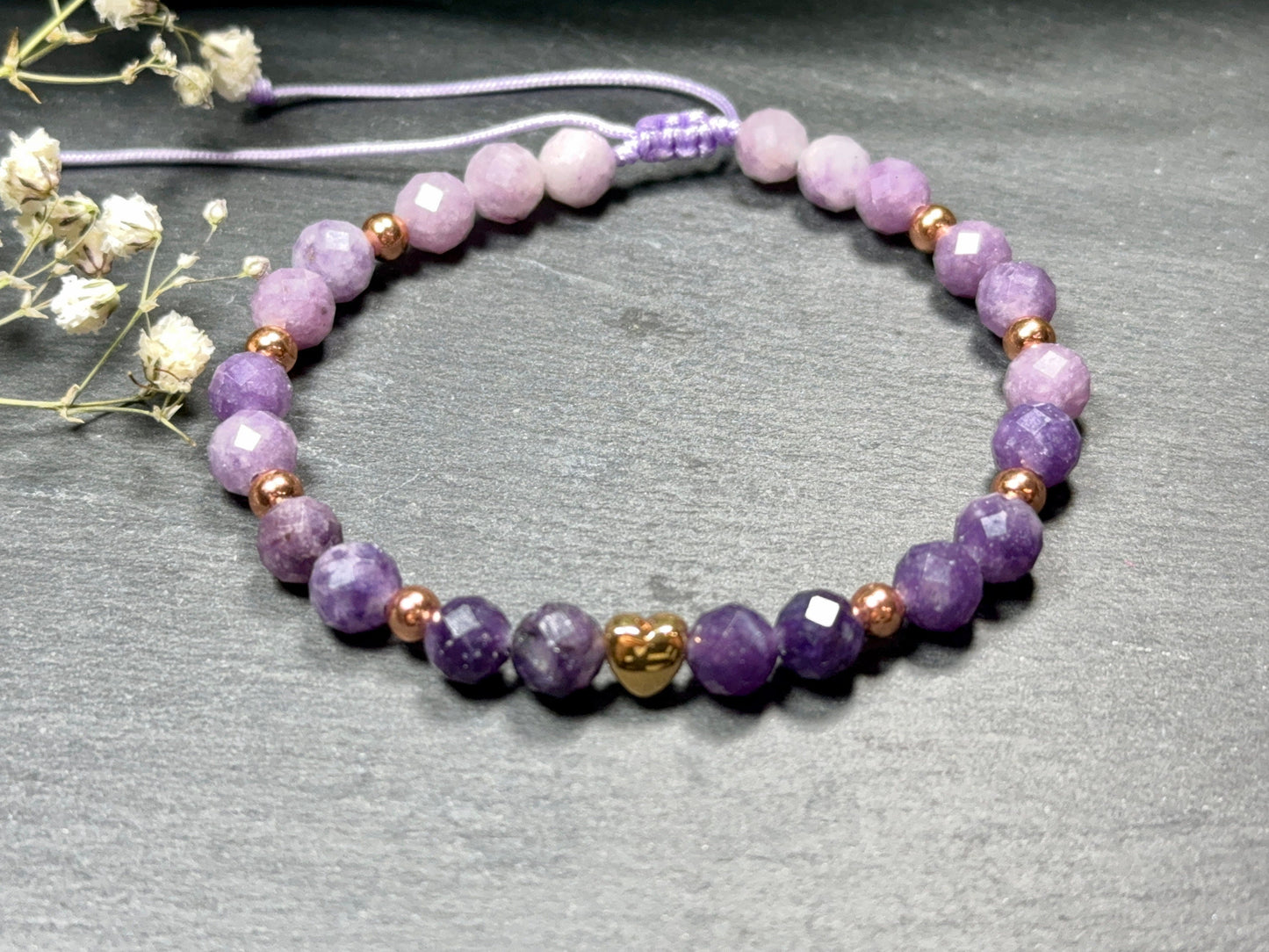 Perlenarmband Sugilith echter Naturstein Farbverlauf Makramee - Herz DQ Roségold - esoterisches Armband Schutz emotionale Heilung
