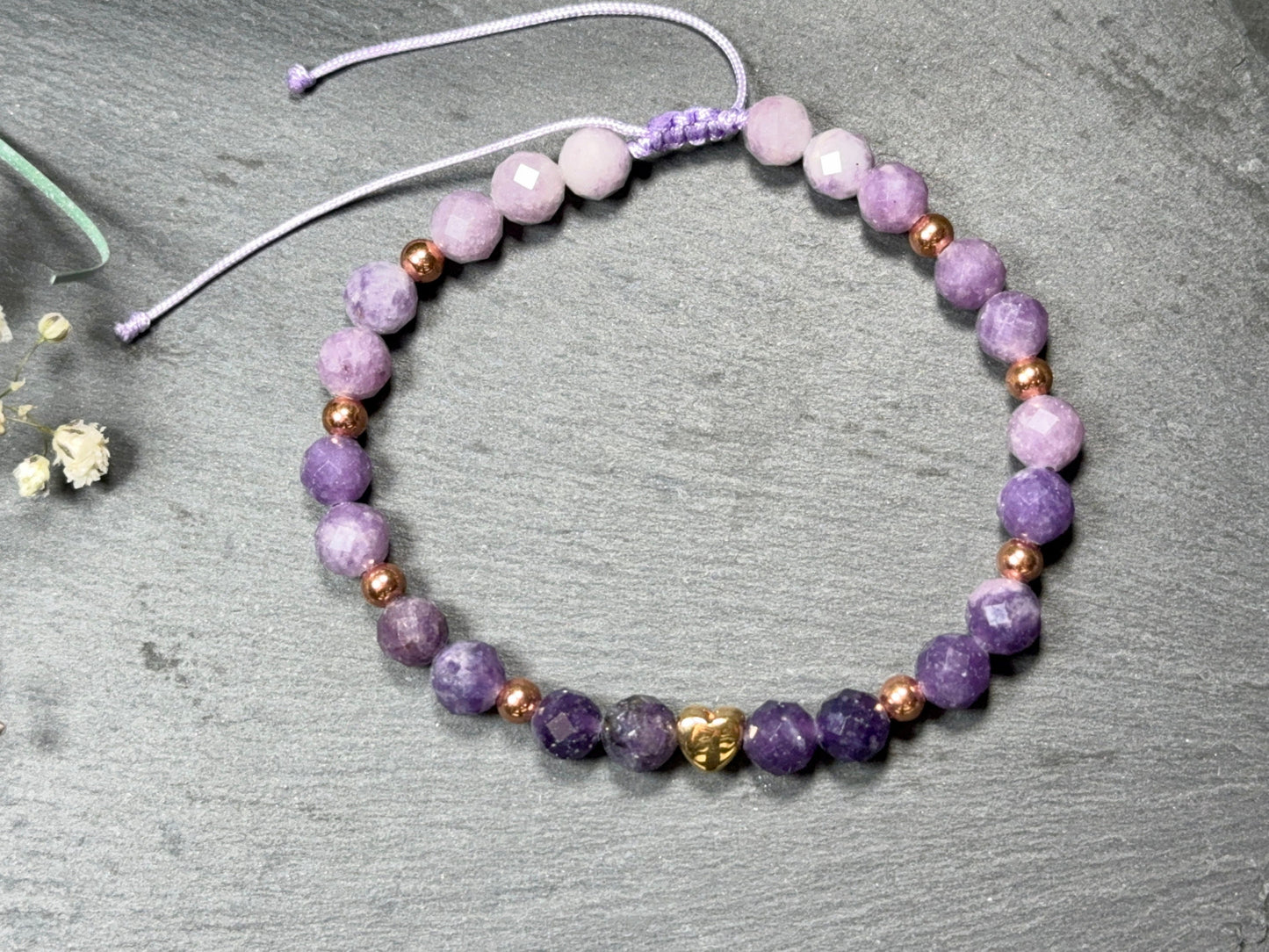 Perlenarmband Sugilith echter Naturstein Farbverlauf Makramee - Herz DQ Roségold - esoterisches Armband Schutz emotionale Heilung